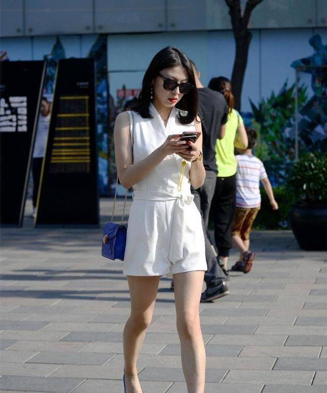 穿连衣短裤的小姐姐,搭配平底鞋依旧可以秀长腿