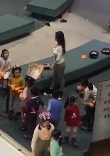 爱的孩子|爸爸到幼儿园接孩子,每天都会提早到,网友:这爸爸不容易啊