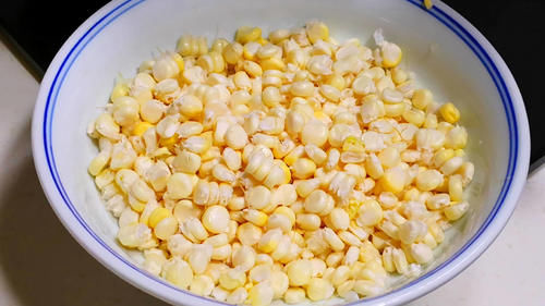 好吃|玉米别煮着吃了,煎一煎做成玉米烙,好吃又营养,大小朋友都喜欢