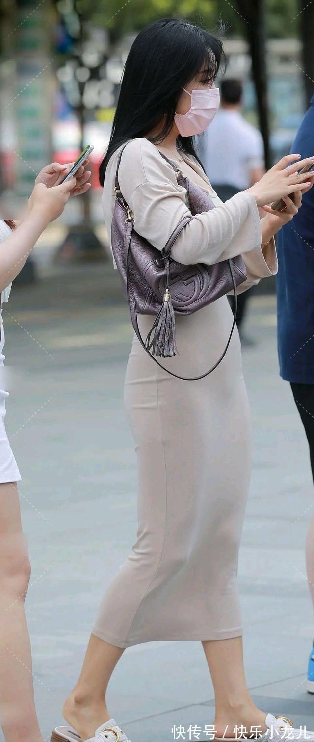 高腰裙 高贵典雅的连衣裙穿搭整体感非常优雅,修身塑形提气质,轻松减龄