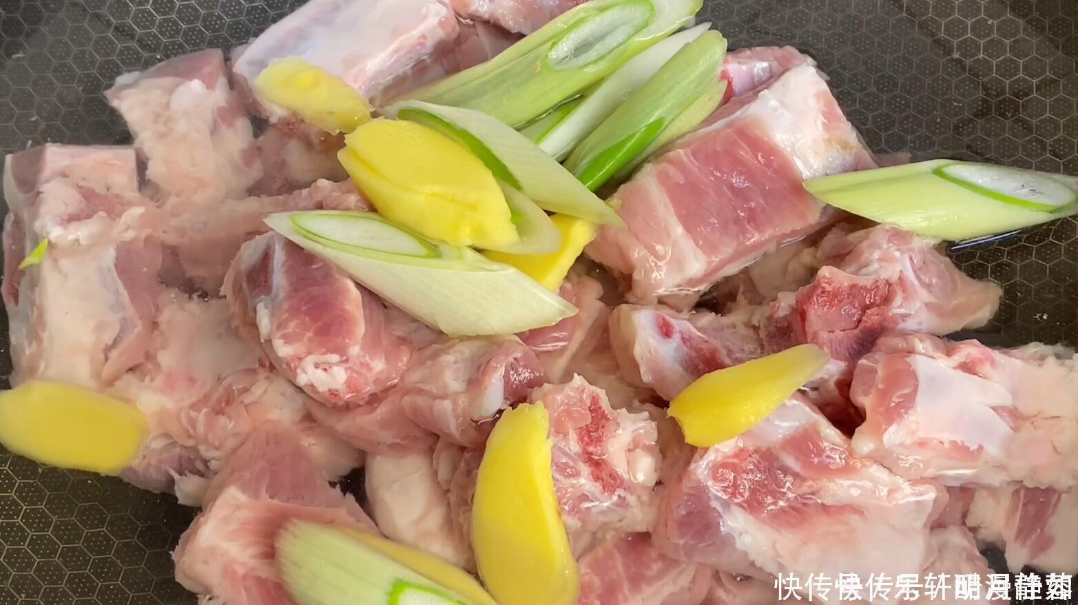 肉质|排骨直接焯水就错了,大厨教你正确做法,肉质软嫩入味,不腥不柴