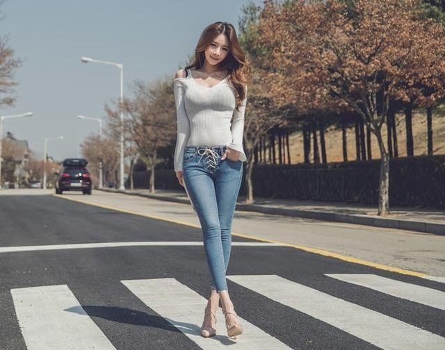 充满|气质美女玩街拍,穿T恤搭一条时尚的紧身牛仔裤,充满青春时尚感