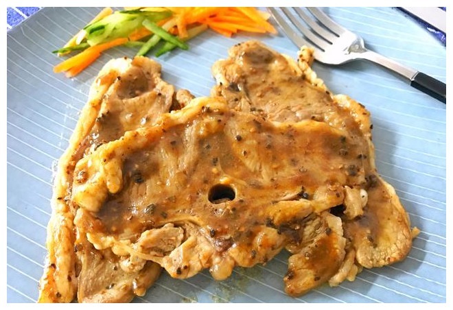 肉香四溢的黑椒羊排，一口平底锅就能做，又香又嫩，真过瘾