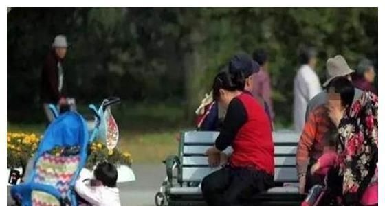 身体素质|49岁妈妈带娃偶遇49岁奶奶,两人生活差距一看便知,现状让人心酸