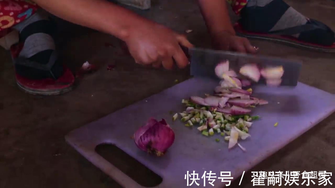 勺子|尼泊尔人不用筷子吃汤面，村长家的儿媳妇下厨，美女煮美食