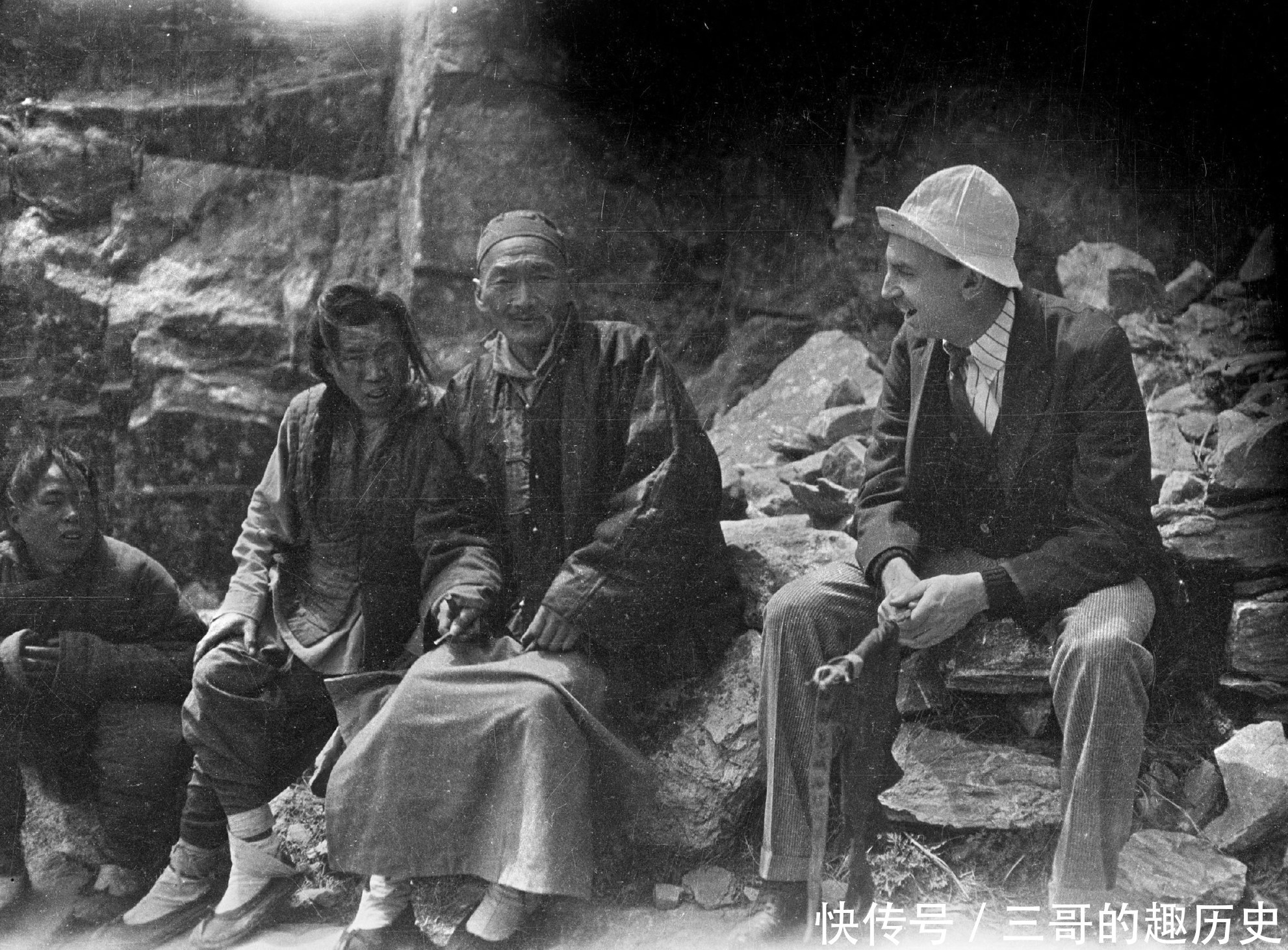 民国老照片：1919年泰山，小脚老妇徒步登山拜泰山娘娘