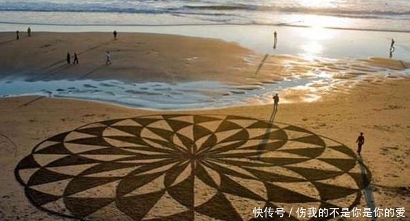 沙滩上|他拿耙子在沙滩挖着什么,当人们走过去全拍手称赞