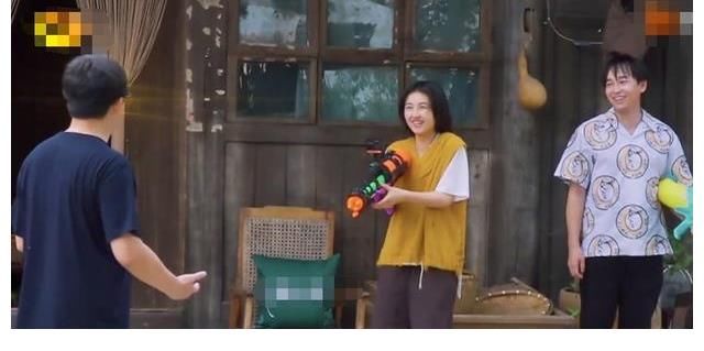 张子枫|张子枫被惩罚用水枪喷黄磊，却害怕不敢动手，黄爸爸的做法太宠了