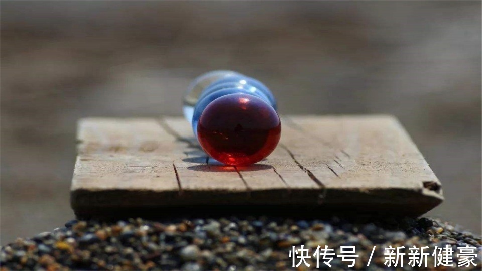 夜深人静时,为何会听见楼上玻璃珠掉落明明楼上没有住户!