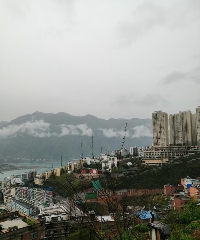 诗词：春雨如秋二月天