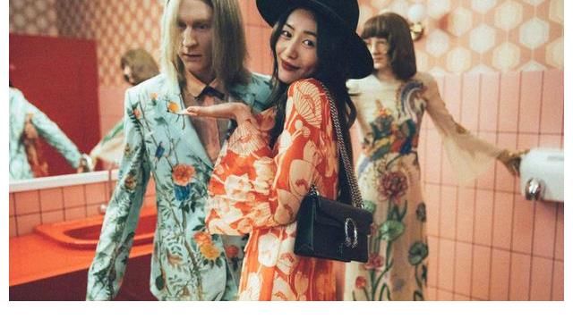 明艳动人|刘雯身穿红色印花裙明艳动人 戴宽檐帽复古迷人