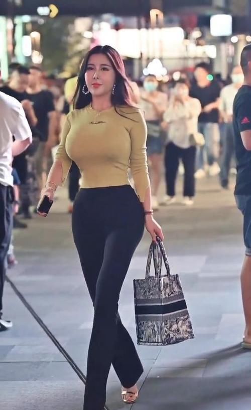 休闲裤穿出无痕裤效果,简约却不简单