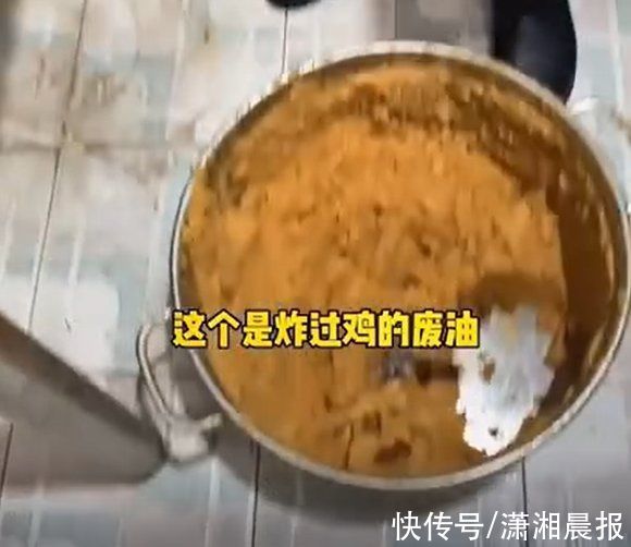 外卖|在厕所处理食材，执法人员怒问无良商家：这样的炸鸡你吃吗？