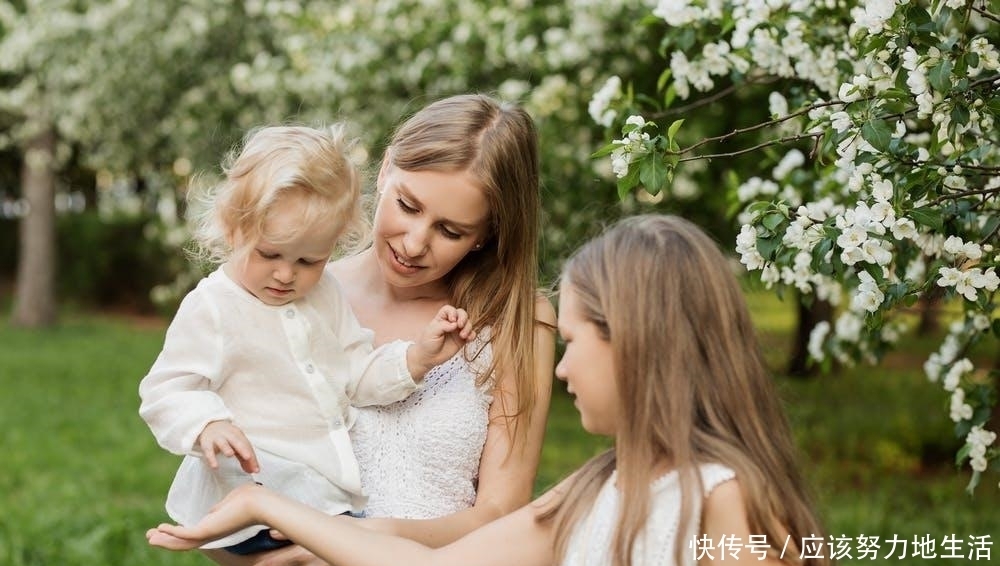 外婆带|带了3年外孙，换来女儿一巴掌，老人后悔：再闲也不去给女儿带娃