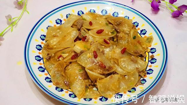 白萝卜|白萝卜别腌咸菜了，教你新吃法，我家一周做4次，营养又解馋，香