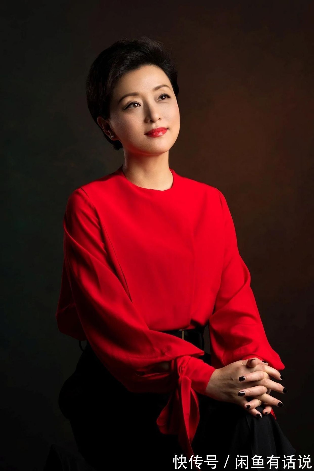 女性|杨澜真是精致的中年阿姨,穿红衣配黑裤优雅端庄,看着就有高级感