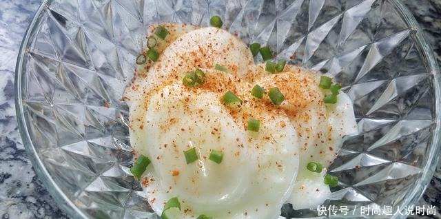 天气炎热,试试这道水煮荷包蛋,不用油也能做,好吃好看又清淡