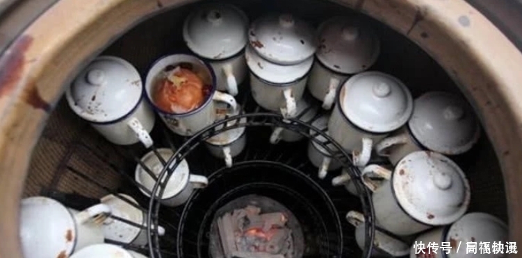 街头|7旬大爷街头卖良心小吃,5元一罐,网友想吃得排队,买到不容易