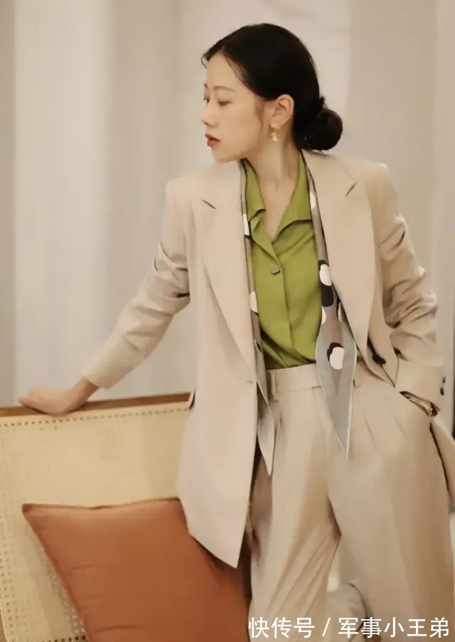 优雅 真正有品位的女人,都喜欢把丝巾作为穿搭的重点,优雅又高级