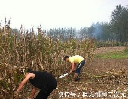 |幽默笑话：尼姑打扮的妇女，在推销一个画有菩萨图案的小挂件