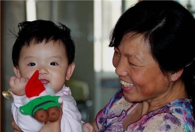 奶奶|奶奶和姥姥抢着带娃,为啥孩子更喜欢姥姥两个原因,家长要反思