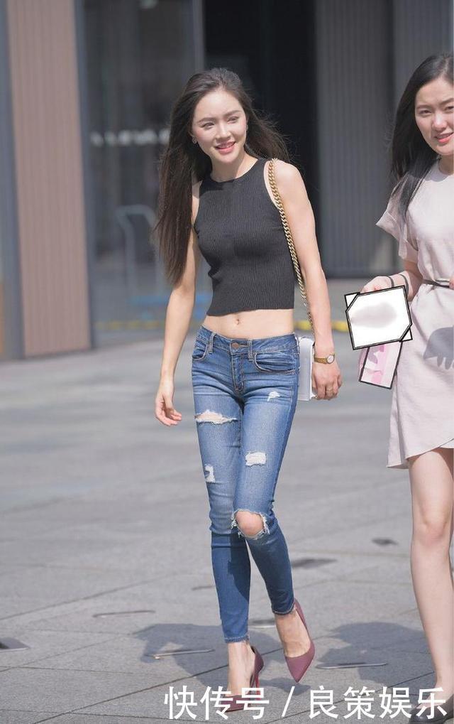 简单时髦穿出青春迷人，笑容宛如皎洁的月光