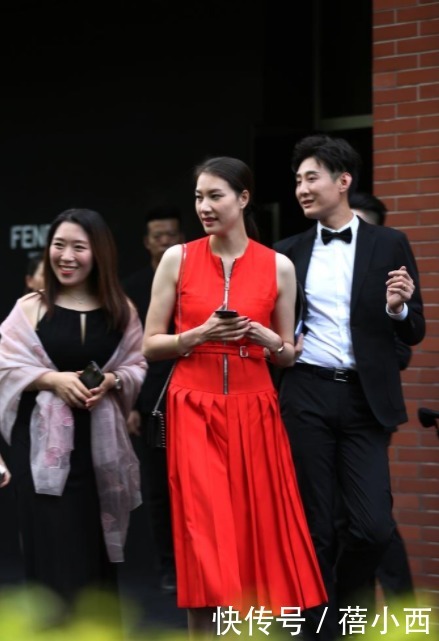 气场|林丹能娶到谢杏芳真有福气!穿红色连衣裙大方优雅,气场不输超模