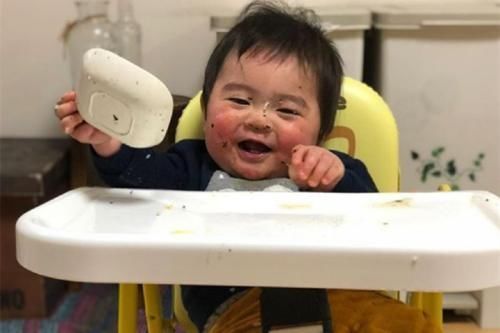 走红|妈妈晒娃丑照走红,宝宝用脸吃饭、擦窗户,网友:娃不要面子的吗