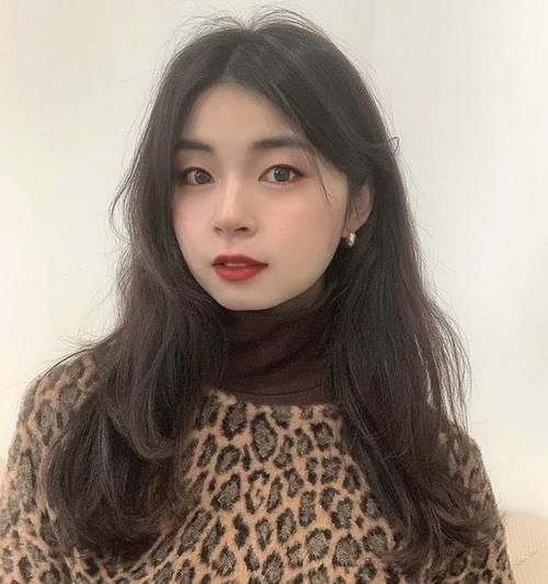 大圆脸“发型避雷”：齐刘海土气显脸大，大波浪让脖子更短