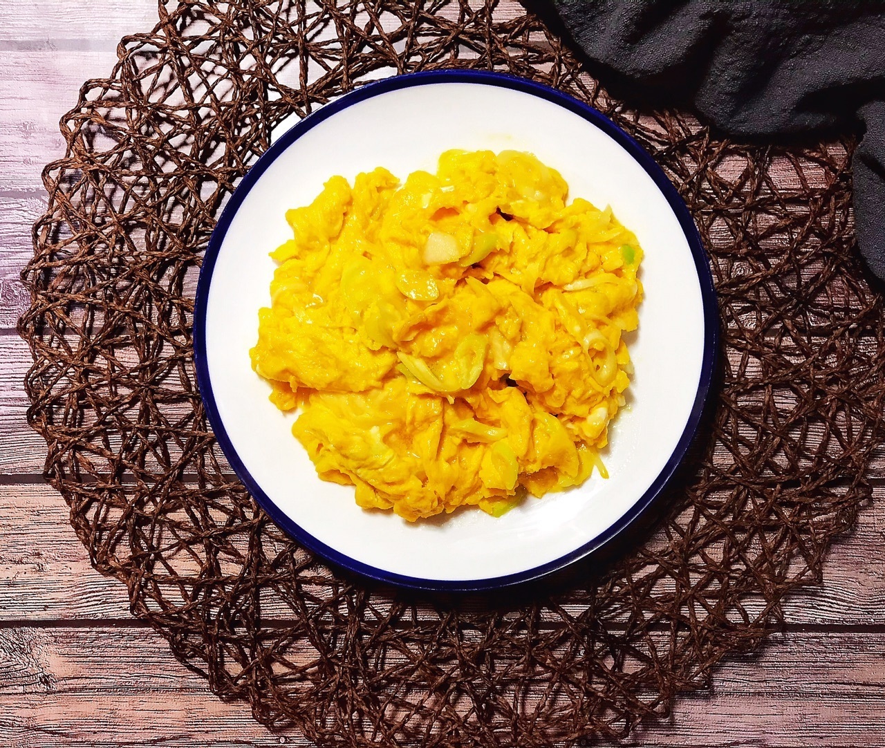 炒鸡蛋很多人都做不好,学会下面这技巧,鸡蛋蓬松好吃