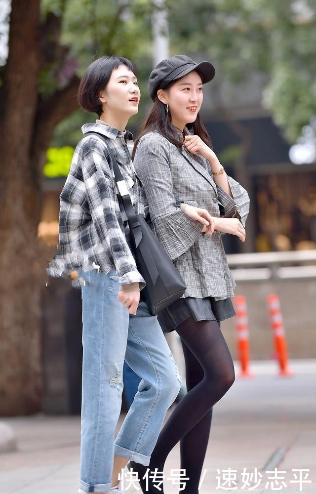 牛仔裤|时尚穿搭:灰色格纹衬衫,搭配牛仔裤,穿出运动范