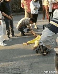 |搞笑GIF趣图兄弟,男儿有泪不轻弹,一定是遇到伤心的事了!