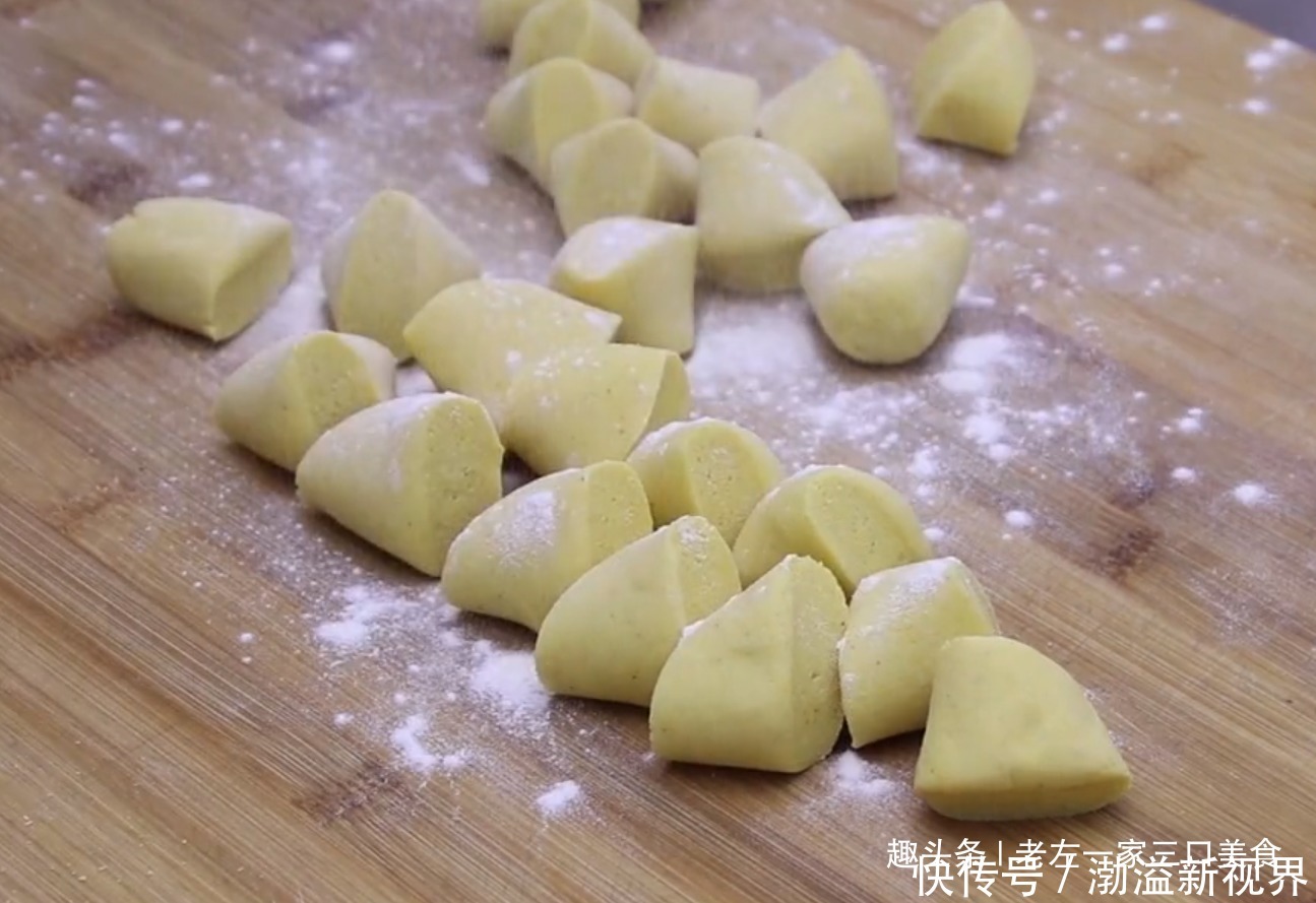 玉米面|玉米面最好吃的做法,开水一烫,大手一卷,十分钟一锅,越吃越香