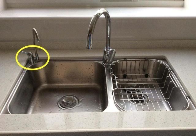 洗洁精|洗了这么多年的碗,才知道打开水槽上的小孔,塞一根软管方便洗碗