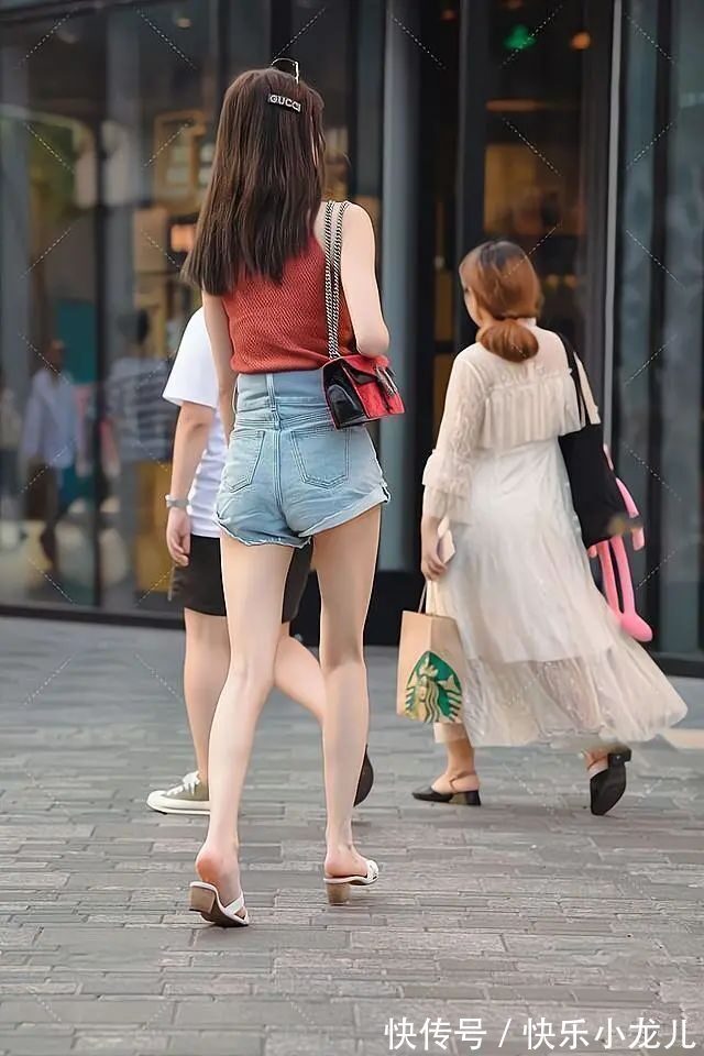 夏天 针织出的挂颈衬衫配高腰裤,修身又显高,谁穿谁好看!