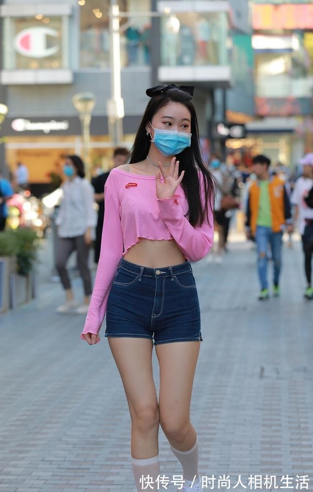 搭配 夏末初秋穿牛仔短裤,利用粉白配色打造减龄效果,为气质加分!