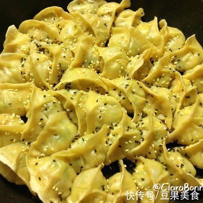 煎饺|#夏日开胃餐#来个角瓜虾肉鸡蛋煎饺