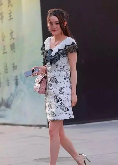 街拍:倾城倾国的美女,清凉上衣配黑色裤子,时尚又显大气