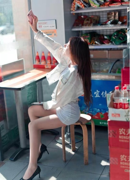 简洁|长款白色T恤裙搭配黑色高跟鞋, 简洁大气, 气质感满满