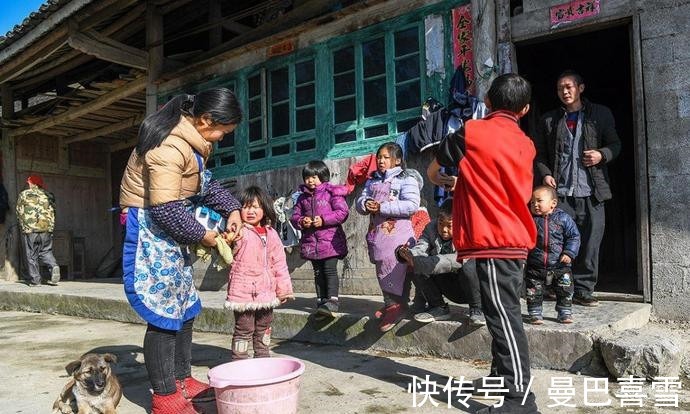 长大|32岁女子生下7个孩子,她说:等孩子们长大了,我就有好日子过