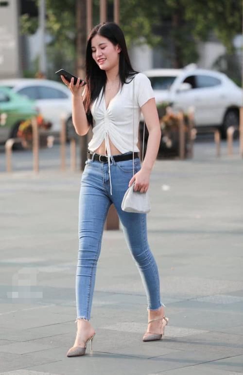 完美身材的小姐姐，穿个牛仔裤也光滑细腻，魅力满分！