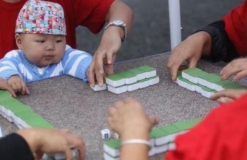 兄弟姐妹|龙凤胎一个交给奶奶养,一个交给外婆养,几年后差距竟然如此大