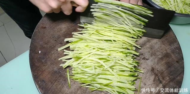 简单的家常菜《萝卜丸子汤》丸子好吃，汤鲜味美的秘密