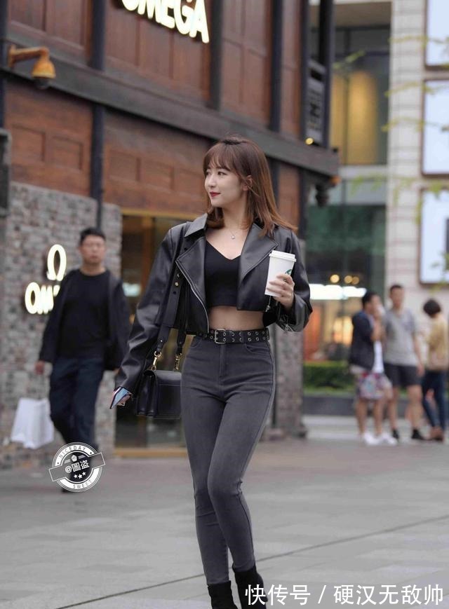 装扮 活力十足的打底裤装扮怎么穿都好看，凸显身材更妩媚，穿出显瘦！