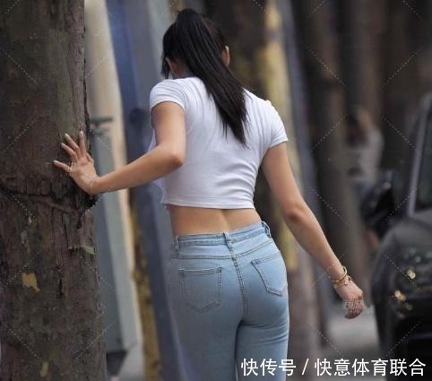 迷人 牛仔裤搭短T,简单经典的搭配,尽显迷人身材,女神范十足