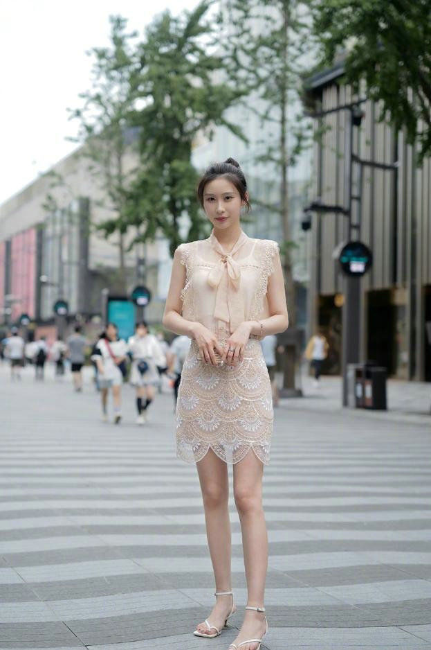 时髦|长发披肩的小美女,身穿时髦连衣裙,靓丽美极了