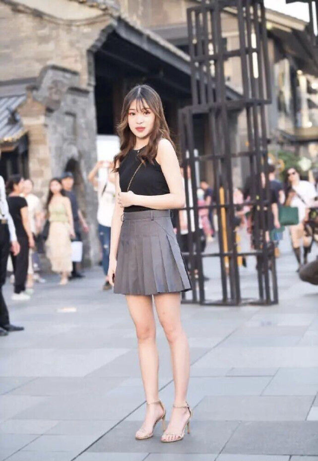 清纯女孩别乱穿，“百褶裙”时髦又百搭，还被蒙在鼓里吗？
