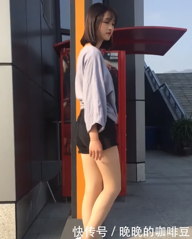 小姐姐穿搭简约很舒服,转眼却在换鞋,但她还需要一把椅子!