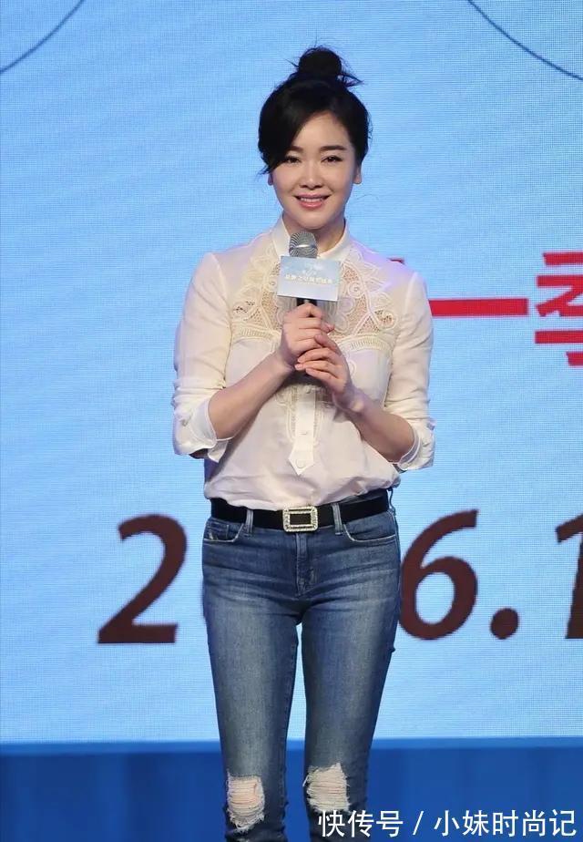 女人味|左晓卿厉害了,穿白色蕾丝衬衫搭配牛仔裤减龄洋气,女人味十足