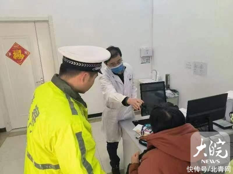 老人高速路上突发疾病 六安交警开警车火速送医救治